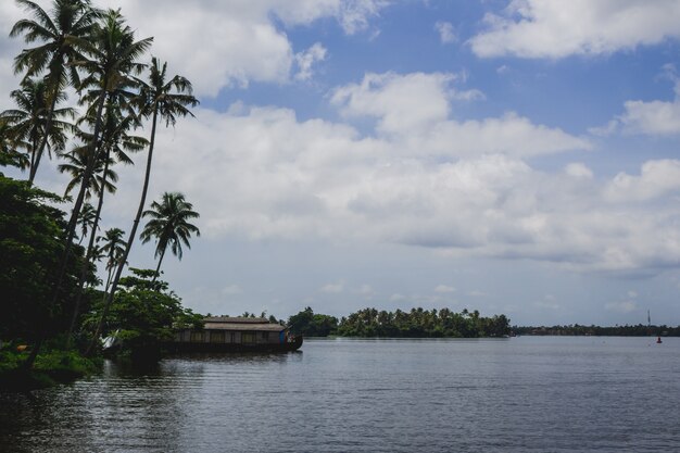 Casa barco en un río