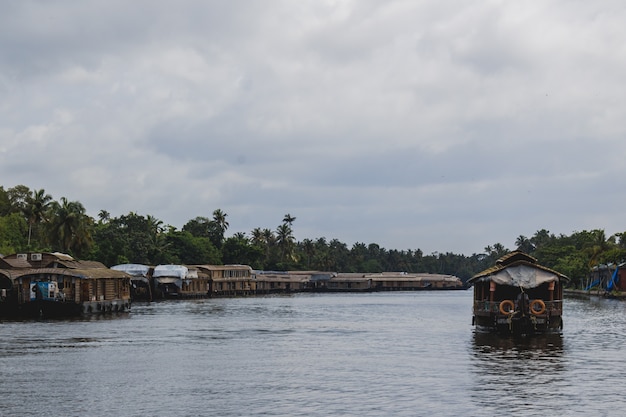 Casa barco en un río