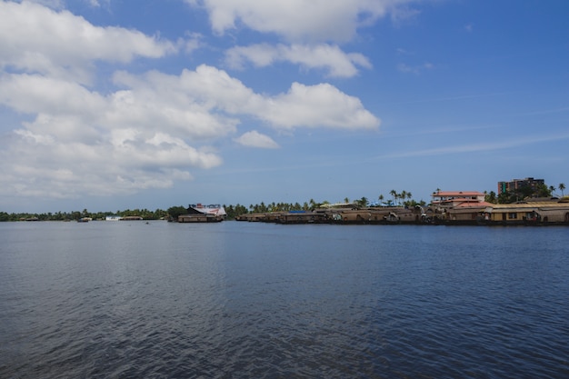 Casa barcos en el borde de un río