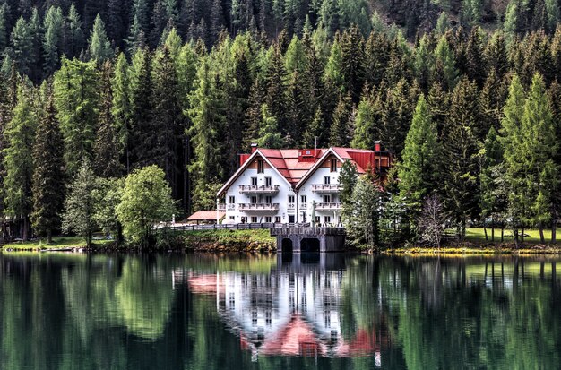 Casa Blanca cerca del cuerpo de agua