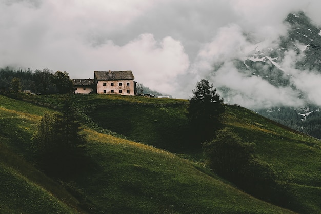 Casa blanca y gris en la montaña