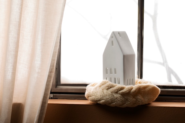 Casa blanca y tela blanca en la ventana.