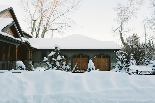 Casa de campo cubierto de nieve en invierno