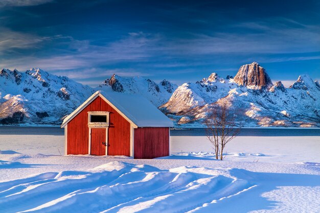 Casa de campo en un paisaje nevado