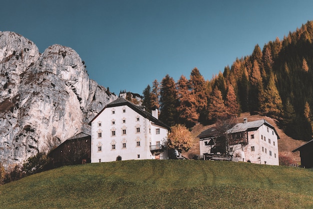 Foto gratuita casa cerca del bosque y la montaña