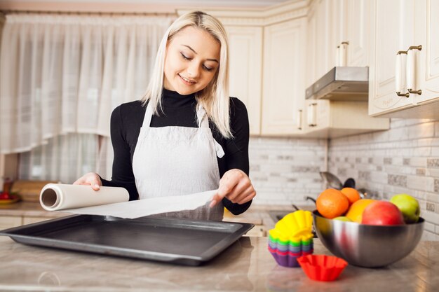 Casa cocina mujer joven comida