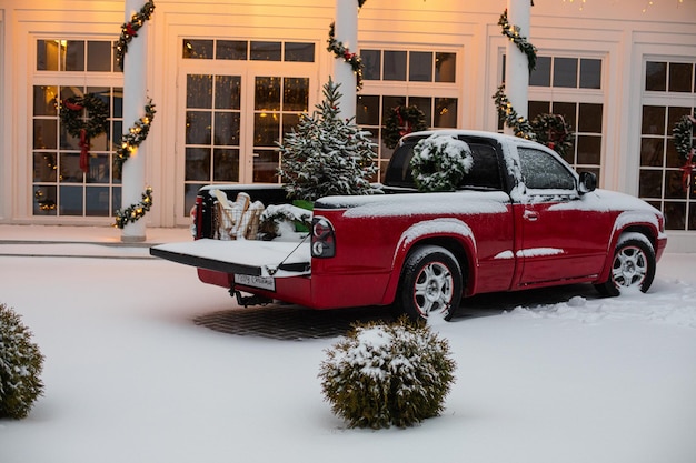 Casa decorada para Navidad con coche rojo