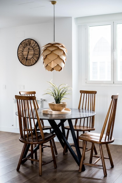 Casa de diseño de interiores y moderna mesa y silla de madera.