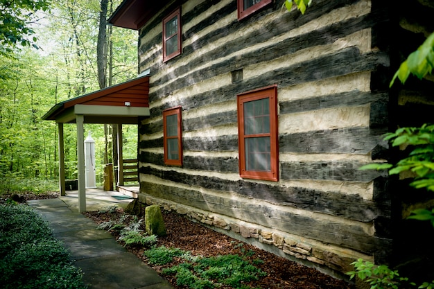 Casa de dos pisos construida en un bosque.