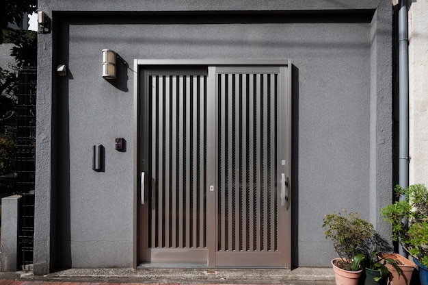 Casa entrada japón edificio con plantas.