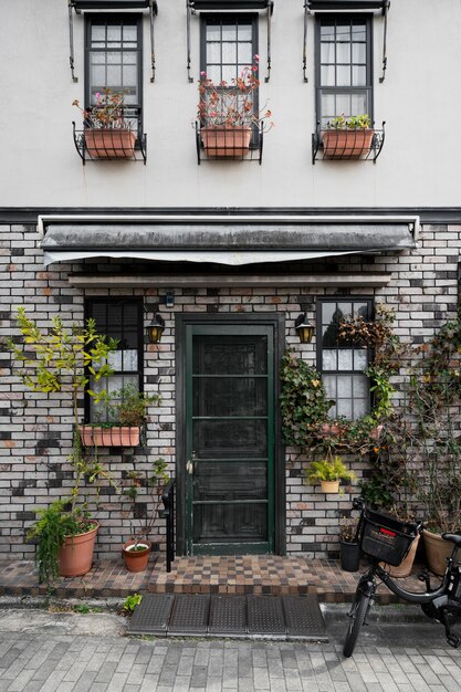 Casa entrada japón edificio y plantas.