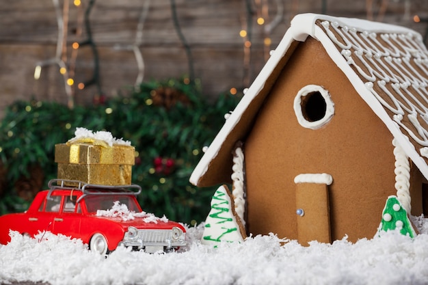 Foto gratuita casa de galleta con un coche rojo