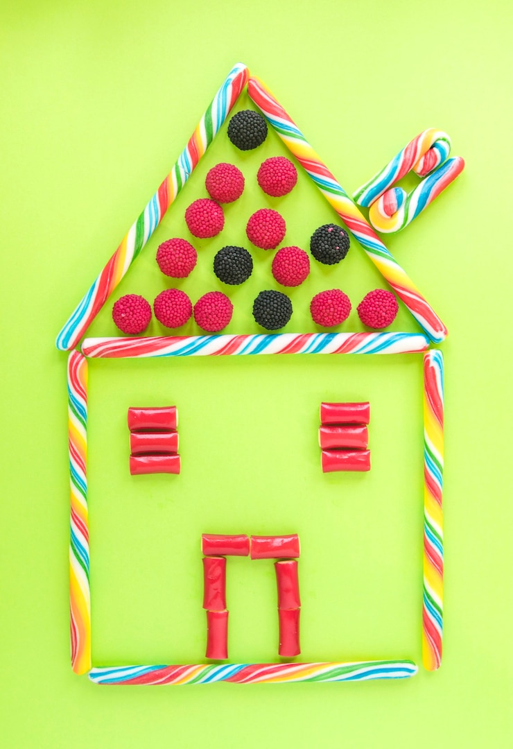 Foto gratuito casa graciosa de caramelos
