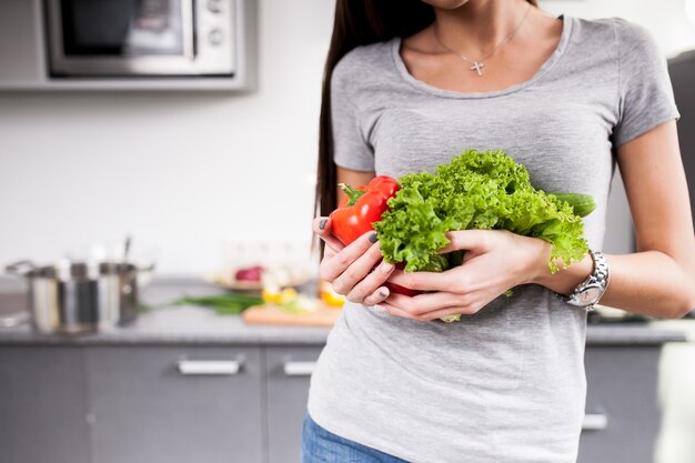 Casa hermosa joven mujer de alimentos