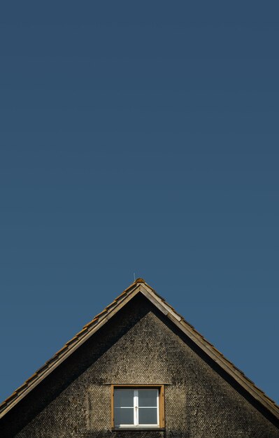 Casa marrón y gris bajo un cielo azul durante el día
