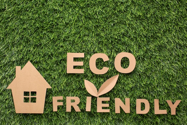 Casa en miniatura y signo ecológico