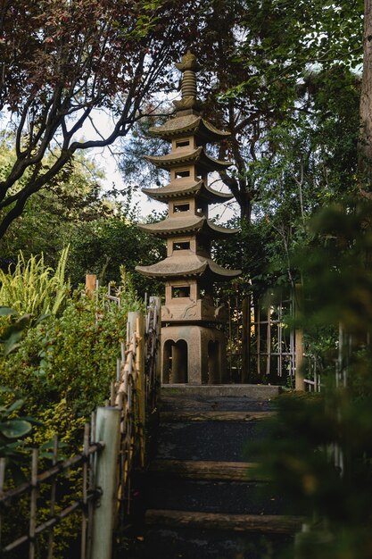 Casa pagoda marrón y blanca