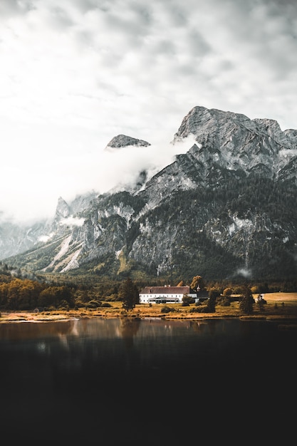 Foto gratuita casa en un paraje natural con montaña