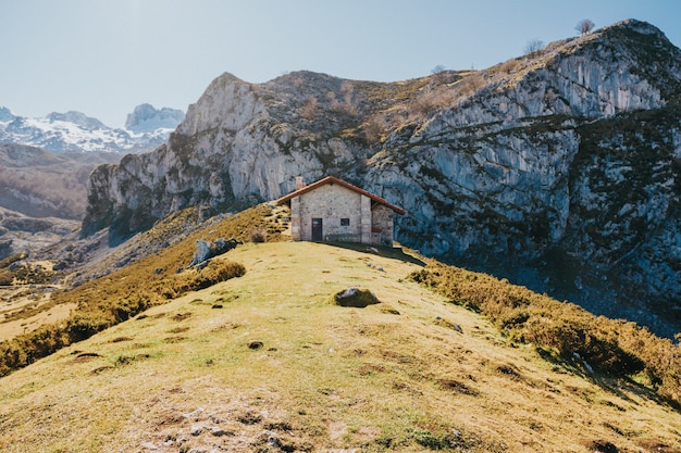 Foto gratuita casa de piedra en una colina en el hermoso parque nacional de los picos de europa en españa
