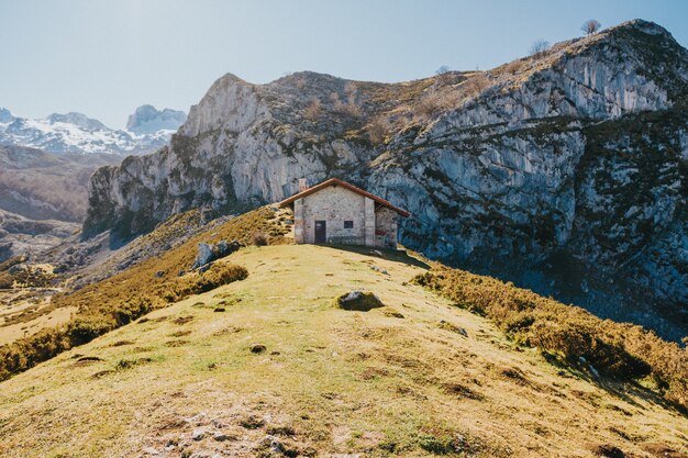 Casa de piedra en una colina en el hermoso parque nacional de los picos de Europa en España