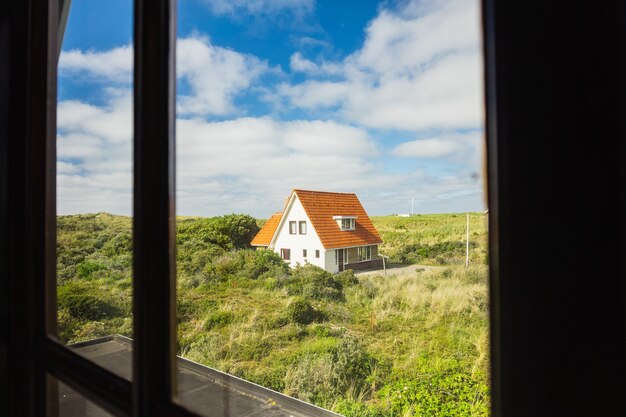 Casa de playa en la isla de Terschelling, Holanda durante el día al final de la primavera