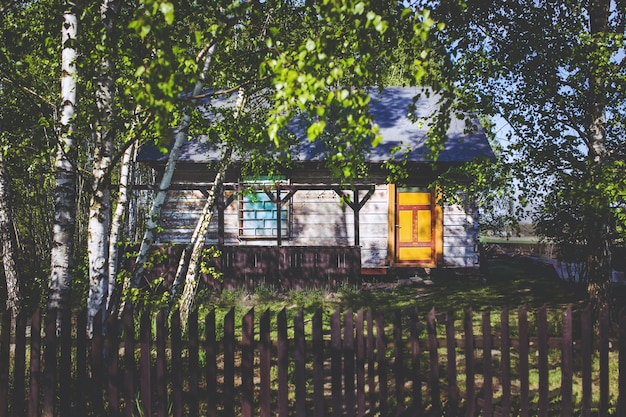 Casa con la puerta amarilla