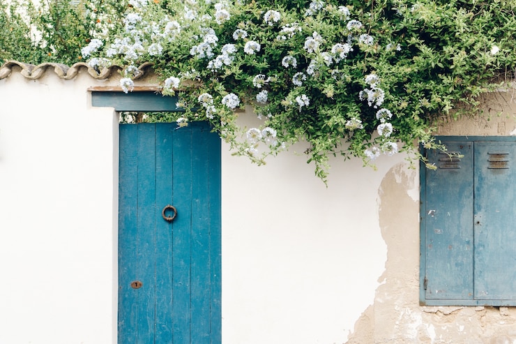 Foto gratuito casa con la puerta azul