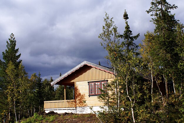 Casa rural típica noruega con un paisaje impresionante y una hermosa vegetación en Noruega