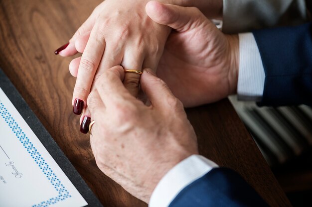 Casado, pareja de ancianos, con, anillos