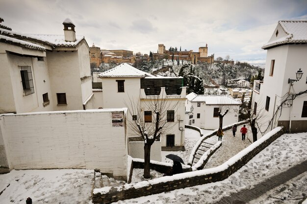 Casas blancas con nieve