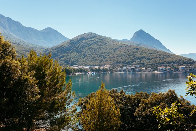 Casas de campo cerca del idílico lago cerca de las montañas