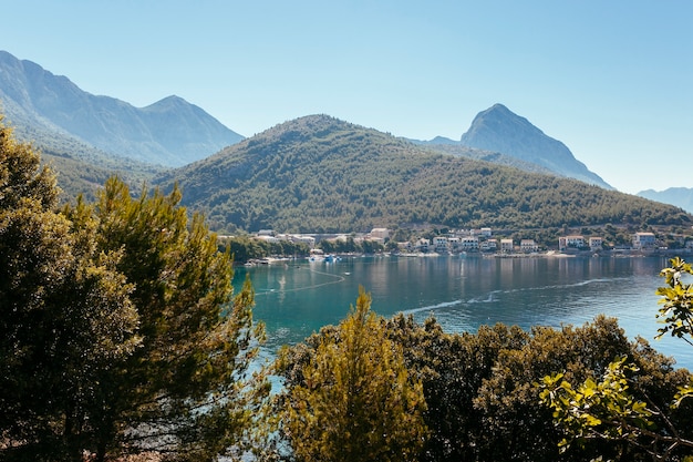 Casas de campo cerca del idílico lago cerca de las montañas