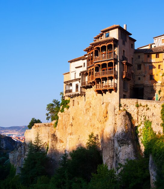 Casas colgantes sobre rocas en Cuenca