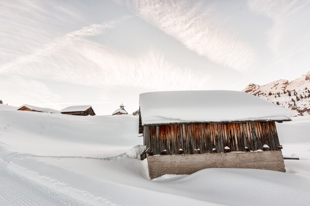 Casas de hormigón cubiertas de nieve