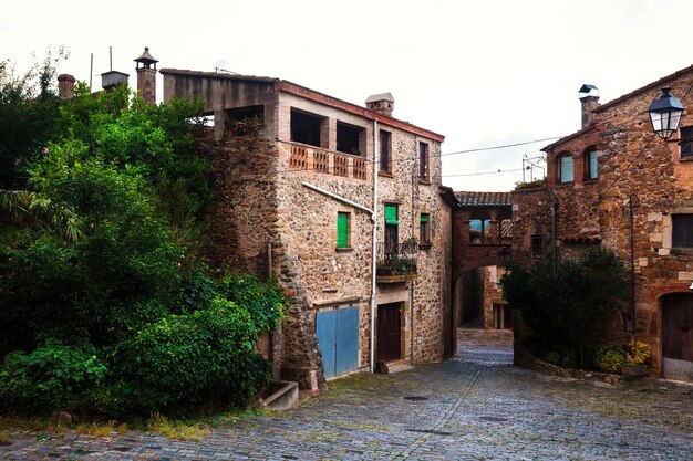 casas en el pueblo catalán. Pubol