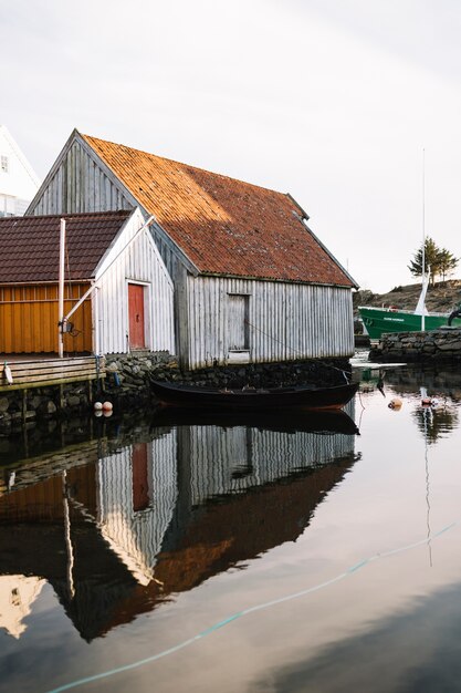 Casas reflejadas en el agua