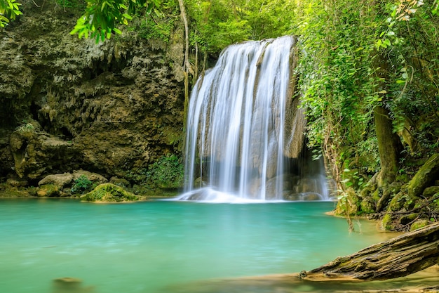 Cascada acantilado nivel 3, el Parque Nacional de Erawan, Kanchanaburi, Tailandia