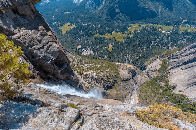 Cascada bajando por el acantilado en el Parque Nacional Yosemite, EE.