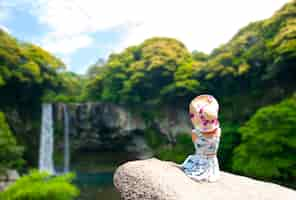 Foto gratuita cascada borrosa de cheonjiyeon es una cascada en jeju island, sou