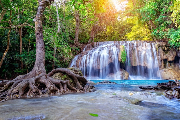 Foto gratuita cascada de erawan en tailandia. hermosa cascada con piscina esmeralda en la naturaleza.