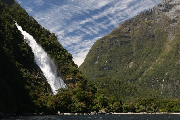 Cascada fluyendo río abajo en Nueva Zelanda