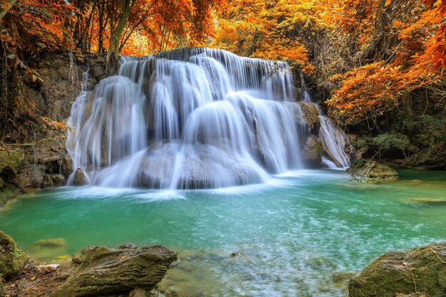 Cascada hermosa y colorida en el bosque profundo durante el otoño idílico