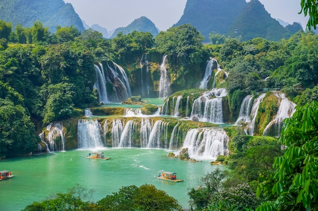 Foto gratuita cascada limpio húmedo al aire libre verde natural