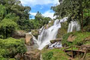 Foto gratuita cascada mae klang parque nacional doi inthanon chiang mai tailandia