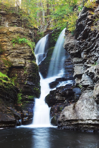 Foto gratuita cascada en la montaña