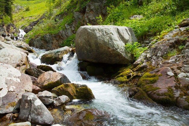 Cascada en las montañas rocosas