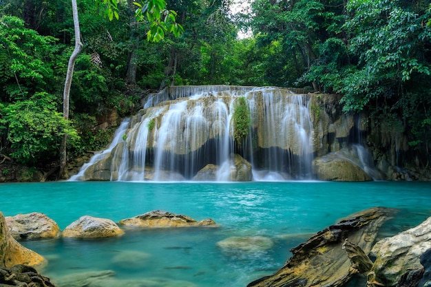 Foto gratuita cascada nivel 2 parque nacional erawan kanchanaburi tailandia