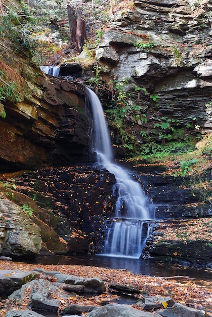 Cascada de otoño en la montaña