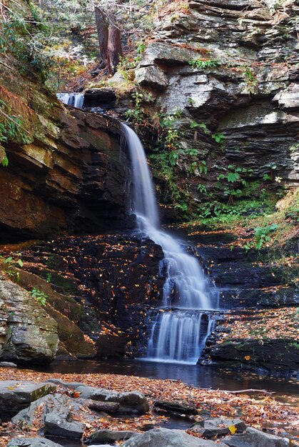 Cascada de otoño en la montaña