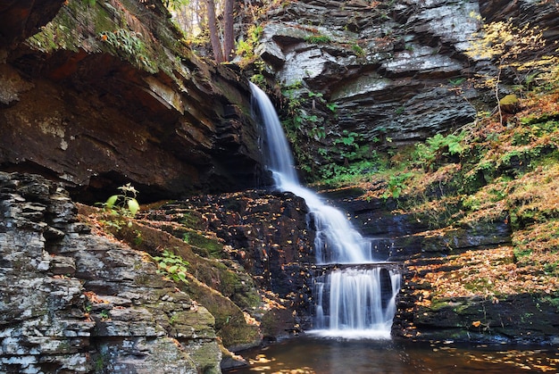 Cascada de otoño en la montaña